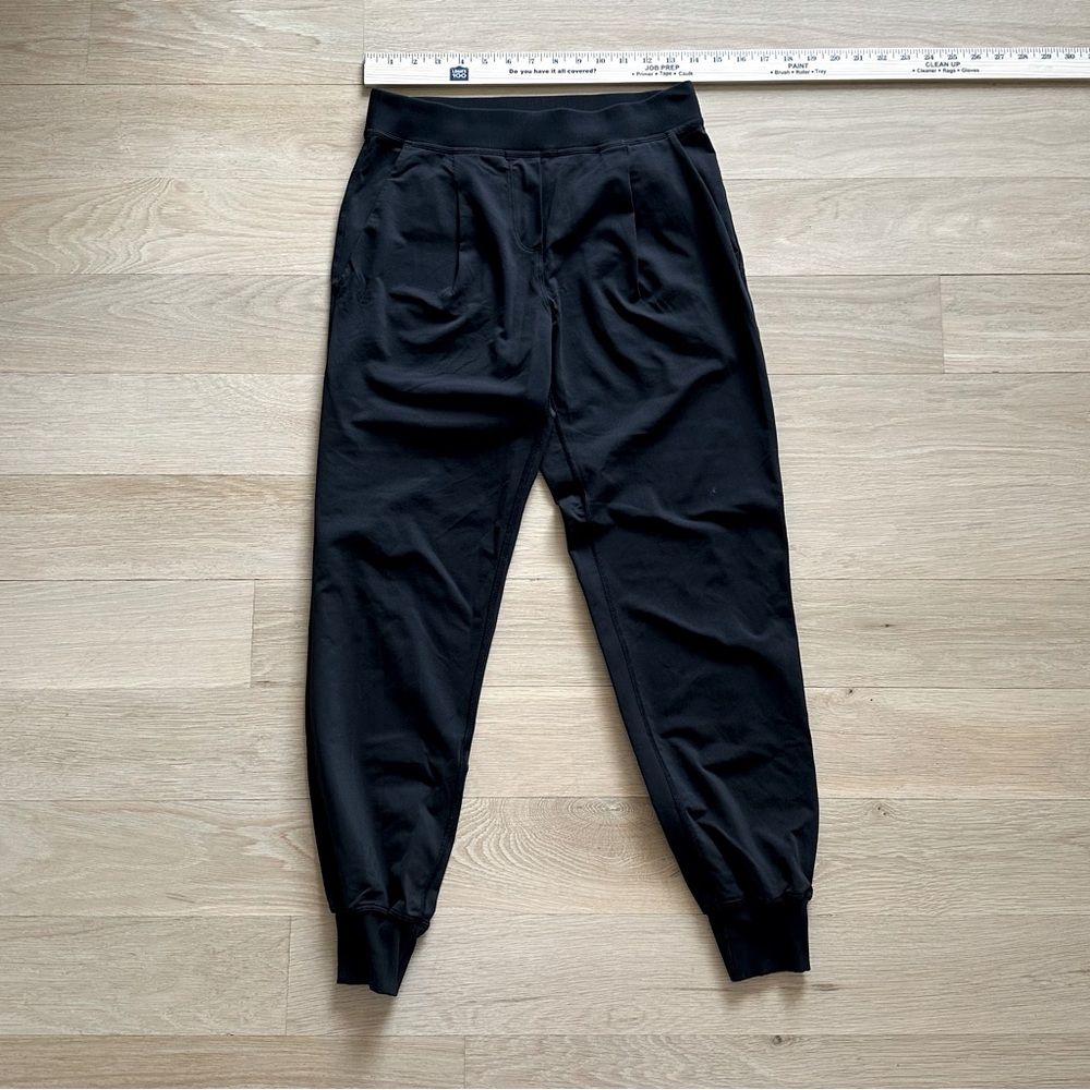 Lululemon Women’s cuffed joggers; Sz 4